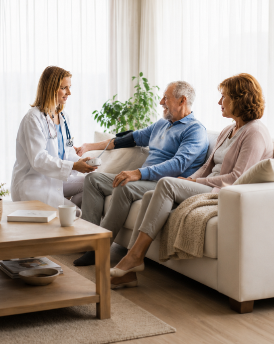 Medic APRO MEDICAL în timpul unei consultații de specialitate la domiciliu, în Brașov